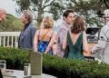 As co-estrelas da Disney de Selena Gomez vistas chegando ao casamento-notícias de celebridades-entretenimento
