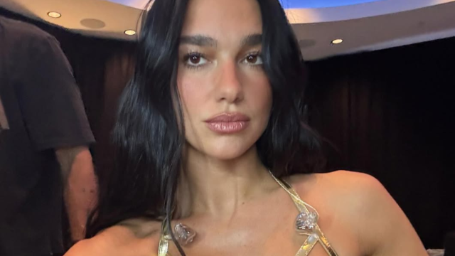 As fotos de vestido sem costas de Dua Lipa têm fãs chamando -a de 'irreal'