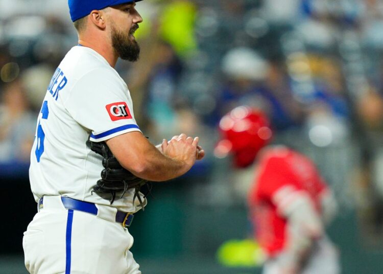 As probabilidades do playoff do Royals diminuem após a derrota por 4-3 para os anjos.