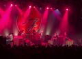 Assista Foo Fighters retornar ao palco com seu novo baterista e um conjunto monstro de 25 músicas