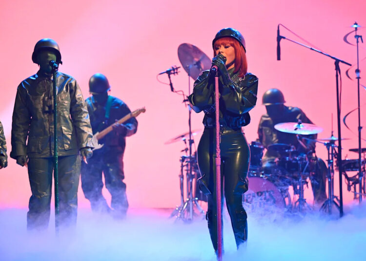 Assista Mariah, o cientista, exibir 'dias chuvosos', 'Burning Blue' em 'Fallon'