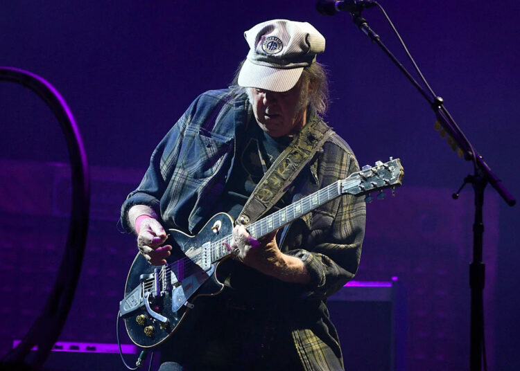 Assista Neil Young tocar a 'ferrugem nunca dorme' Deep 'Cut' Sail Away 'pela primeira vez em 12 anos