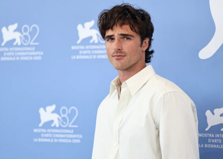 Assista a Jacob Elordi quebrar em lágrimas após a estréia de 'Frankenstein' em Veneza