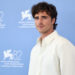Assista a Jacob Elordi quebrar em lágrimas após a estréia de 'Frankenstein' em Veneza