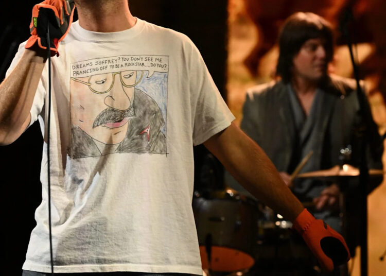 Assista a Mac DeMarco se apresentar "Shining" em Colbert