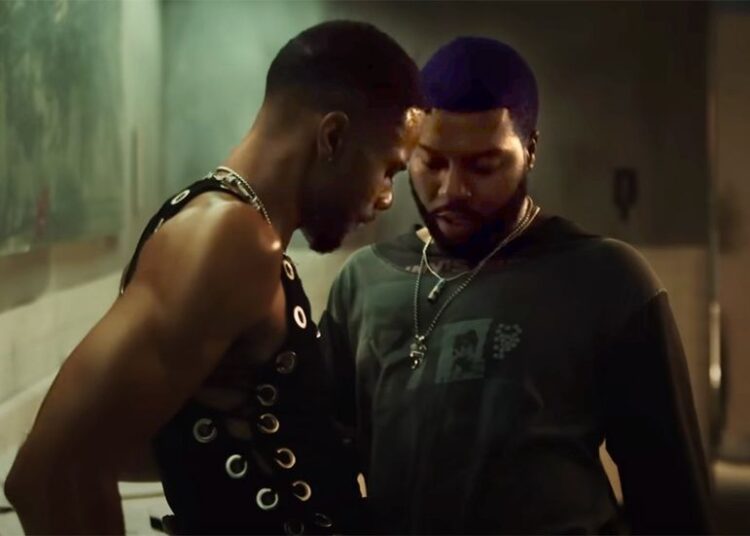 Assista ao novo videoclipe sexy de Khalid com interesse amoroso masculino