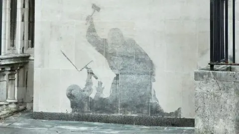 Banksy 'Juiz' Mural esfregado de Royal Courts of Justice Wall