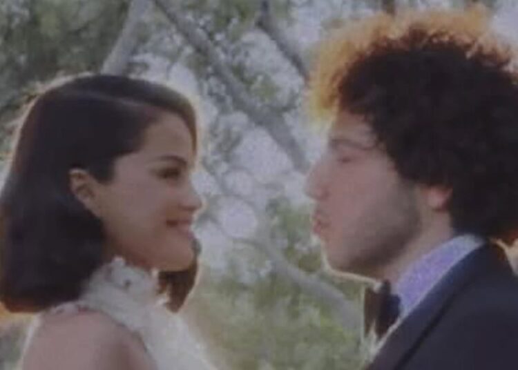 Benny Blanco faz o primeiro comentário perfeito sobre fotos de casamento de Selena Gomez