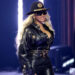 Beyoncé comemora o 44º aniversário com fotos sensuais em vestido de lingerie no estilo