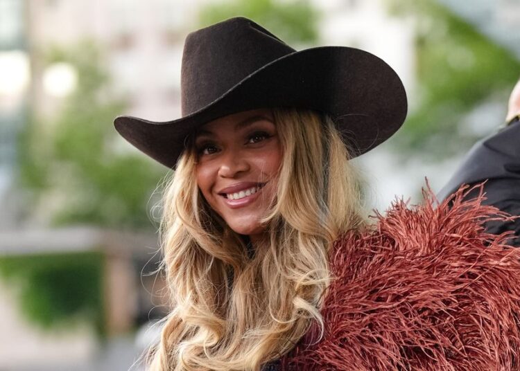 Beyoncé usa pura lingerie de bordô Procurar fotos de aniversário