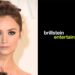 Billie Lourd Sinais com parceiros de entretenimento de Brillstein