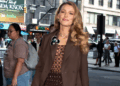 Blake Lively usa uma aparência ousada de roupa durante o passeio de Nova York