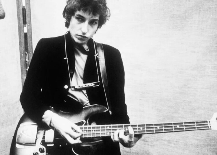 Bob Dylan uma vez 'repreendeu' membro da icônica banda de rock por quebrar seu violão no palco