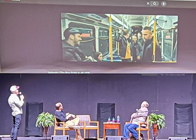 Bob e Bill Odenkirk trabalham com os alunos e discutem suas carreiras de entretenimento