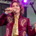 Brandi Carlile está deixando lésbicas selvagens com fotos de suas mãos à frente de novas músicas e está funcionando