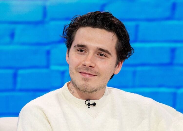 Brooklyn Beckham criticado por passear de motocicleta 'imprudente' por LA - Celebrity News - entretenimento