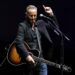 Bruce Springsteen fica político, traz à tona a 'arma de escolha' para uma performance surpresa