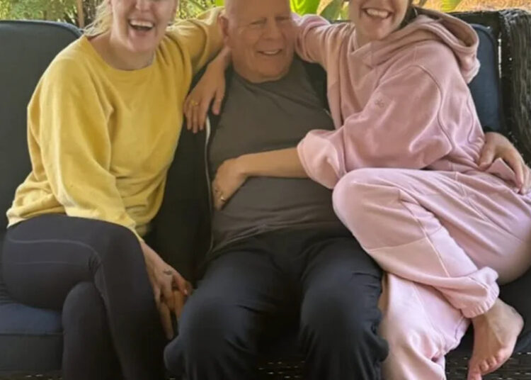 Bruce Willis, 70, visto rindo em fotos raras com filhas