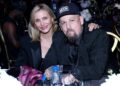Cameron Diaz e Benji Madden se aconchegam em rara aparência pública