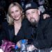 Cameron Diaz e Benji Madden se aconchegam em rara aparência pública