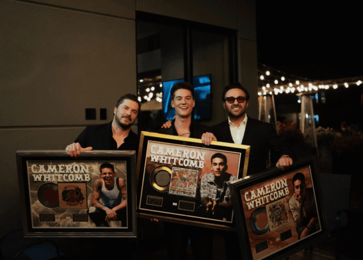 Cameron Whitcomb sinais com gerente e mais ofertas de artistas musicais