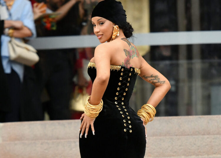 Cardi B aborda rumores de Stefon Diggs terminou com ela porque seu 'bbl fedor' - revista Star