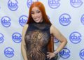 Cardi B corre o risco de ter um mau funcionamento do guarda -roupa enquanto ela tira em vestido sem costas