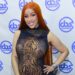 Cardi B corre o risco de ter um mau funcionamento do guarda -roupa enquanto ela tira em vestido sem costas