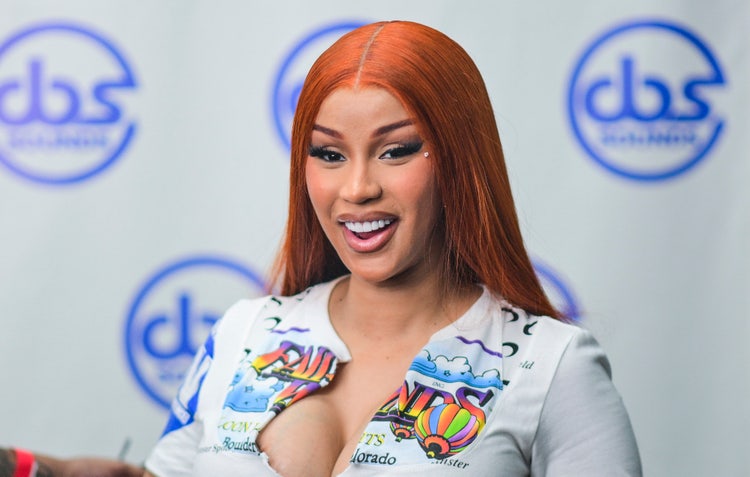 Cardi B diz que suas cirurgias cosméticas refletem seu gosto, não a dúvida