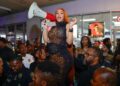 Cardi B tira seu caminho para o Walmart Meet & Greet Event em vídeo