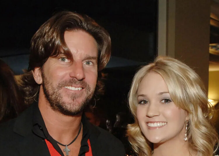 Carrie Underwood homenageia Brett James com o movimento em movimento
