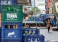 Um caminhão de entrega carregado com caixas de cerveja está estacionado na Jonggak Avenue of Youth, no centro de Seul, em 18 de agosto, uma área conhecida por seus pontos de refeições e bebidas após o trabalho populares entre os trabalhadores de escritório. A imagem não está diretamente conectada à história. (Newsis)