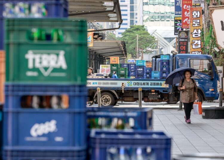 Um caminhão de entrega carregado com caixas de cerveja está estacionado na Jonggak Avenue of Youth, no centro de Seul, em 18 de agosto, uma área conhecida por seus pontos de refeições e bebidas após o trabalho populares entre os trabalhadores de escritório. A imagem não está diretamente conectada à história. (Newsis)