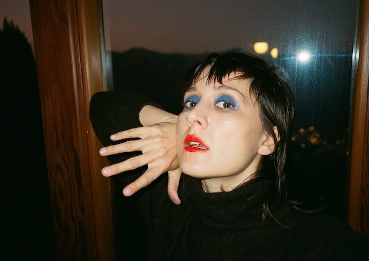 Cate Le Bon derruba uma nova música e videoclipe “Abound Time”