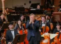 Celebrando um marco com estreias por compositores de classe mundial
