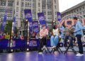 Celebridades e equipes de filmagem descem em Liverpool para o ITV Special