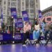 Celebridades e equipes de filmagem descem em Liverpool para o ITV Special