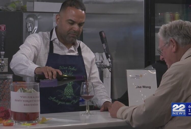 Celebrity Bartending Fundraiser beneficia os esforços comunitários do clube do Holyoke Rotary