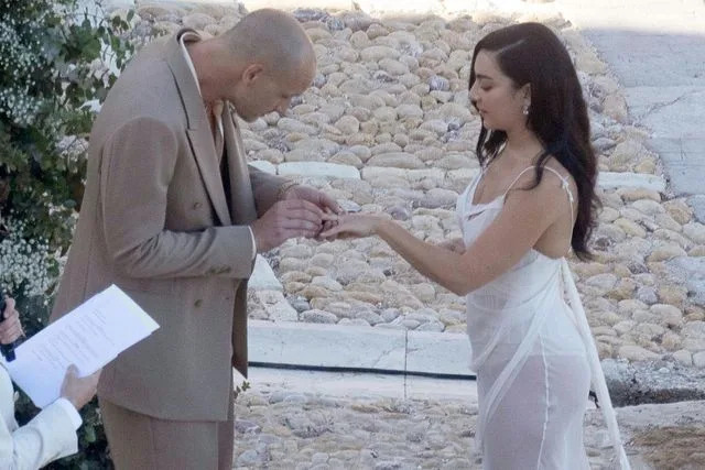 Charli XCX e George Daniel se casam pela segunda vez durante o casamento da Sicília - com a colega de banda Matty Healy