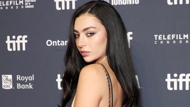 Charli XCX usa vestido preto puro em Veneza