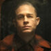 Charlie Hunnam revela o que disse ao assassino Ed Gein quando visitou seu túmulo depois de filmar "Monster"