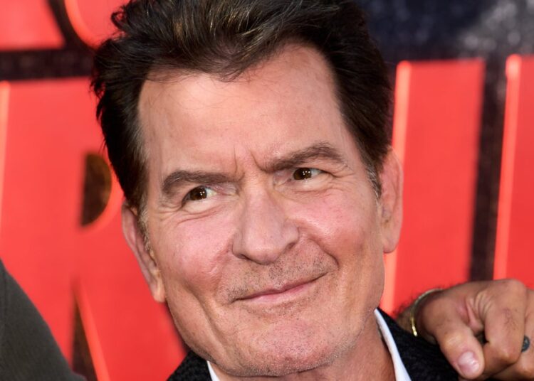 Charlie Sheen se abre sobre experiências sexuais com homens