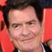 Charlie Sheen se abre sobre experiências sexuais com homens