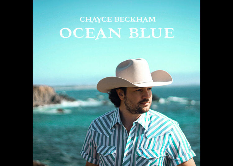 Chayce Beckham mergulha profundamente em 'Ocean Blue' com nova música