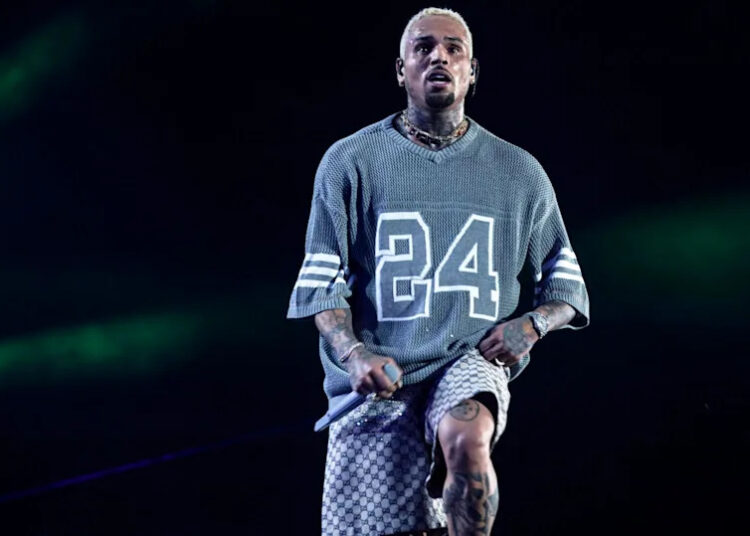 Chris Brown traz à tona o Summer Walker para o desempenho do NSFW "Take You Down"