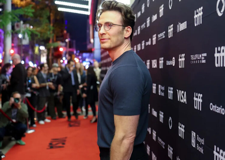 Chris Evans traz de volta seu charme de Steve Rogers no evento de tapete vermelho