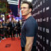 Chris Evans traz de volta seu charme de Steve Rogers no evento de tapete vermelho