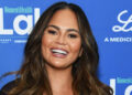 Chrissy Teigen é 'Living the Dream' trabalhando com David E. Kelley no próximo sitcom do local de trabalho