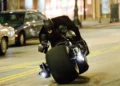 Christian Bale não tinha permissão para andar na famosa motocicleta Batpod ao filmar Batman: The Dark Knight, pois os cineastas disseram que era muito perigoso