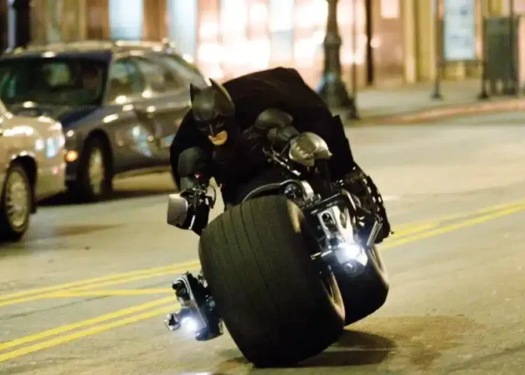 Christian Bale não tinha permissão para andar na famosa motocicleta Batpod ao filmar Batman: The Dark Knight, pois os cineastas disseram que era muito perigoso